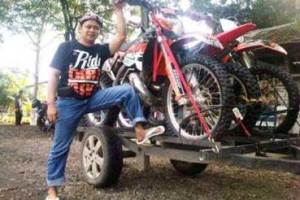 H Uus Yusuf bersama kuda besi kesayangannya.